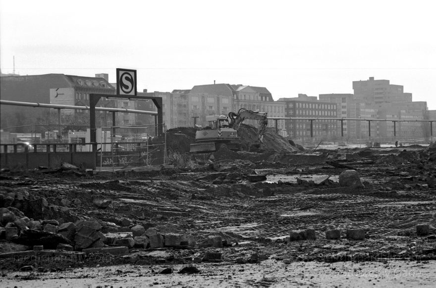 Berlin. Tiergarten. Potsdamer Platz
Januar 1995. Berlin. Mitte. Tiergarten. Potsdamer Platz
Schlüsselwörter: Baustelle;Berlin;Deutschland;Germany;Potsdamer Platz;1995;Tiergarten
