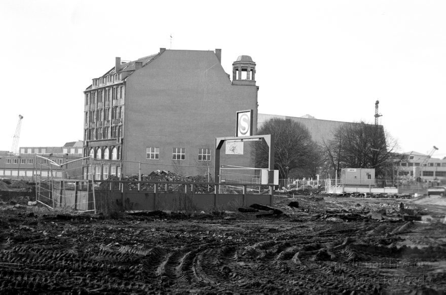 Berlin. Tiergarten. Potsdamer Platz. Weinhaus Huth
Januar 1995. Berlin. Mitte. Tiergarten. Potsdamer Platz. Weinhaus Huth
Schlüsselwörter: Baustelle;Berlin;Deutschland;Germany;Potsdamer Platz;Tiergarten;1995;Weinhaus Huth