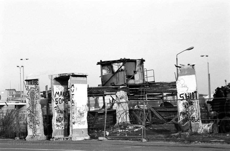 Berlin. Tiergarten. Potsdamer Platz
Januar 1995. Berlin. Mitte. Tiergarten. Potsdamer Platz. Segmente der ehemaligen Berliner Mauer
Schlüsselwörter: Baustelle;Berlin;Berliner Mauer;Deutschland;Germany;Potsdamer Platz;1995;Tiergarten