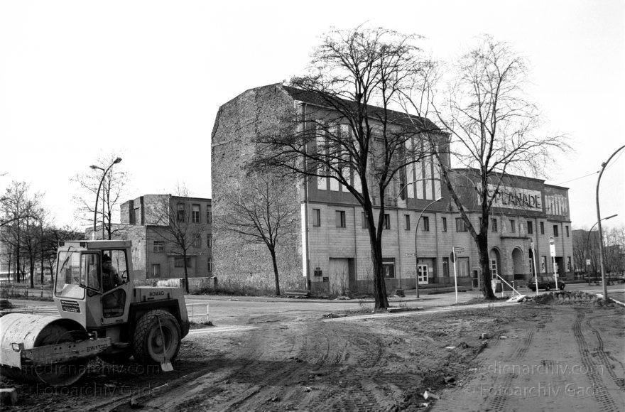 Berlin. Esplanade
Januar 1995. Berlin. Mitte. Tiergarten. Potsdamer Platz. Epslanade
Schlüsselwörter: Baustelle;Berlin;Deutschland;Esplanade;Germany;Potsdamer Platz;1995;Tiergarten