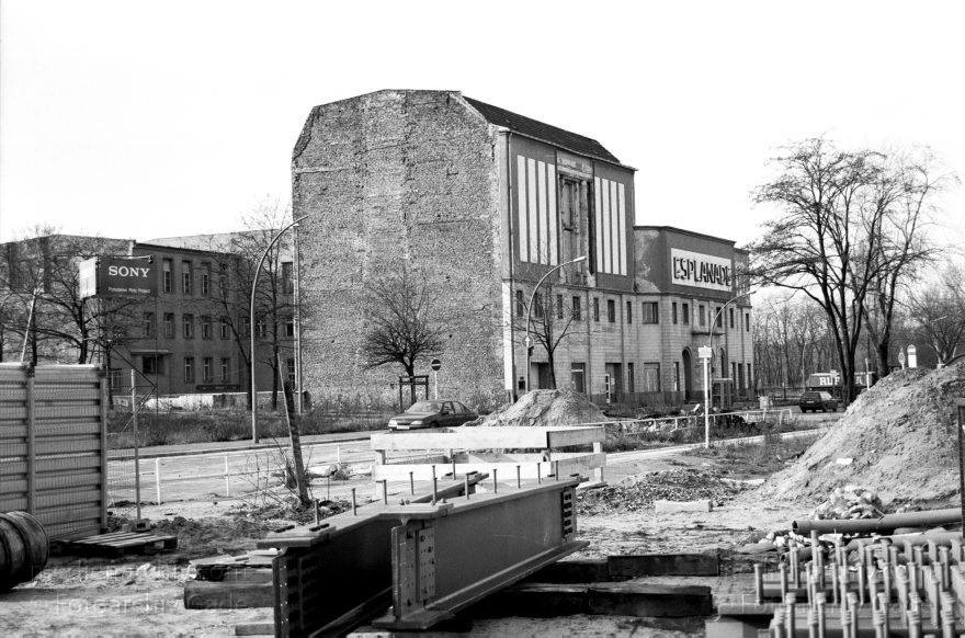 Berlin. Esplanade
Januar 1995. Berlin. Mitte. Tiergarten. Potsdamer Platz. Epslanade
Schlüsselwörter: Baustelle;Berlin;Deutschland;Esplanade;Germany;Potsdamer Platz;1995;Tiergarten