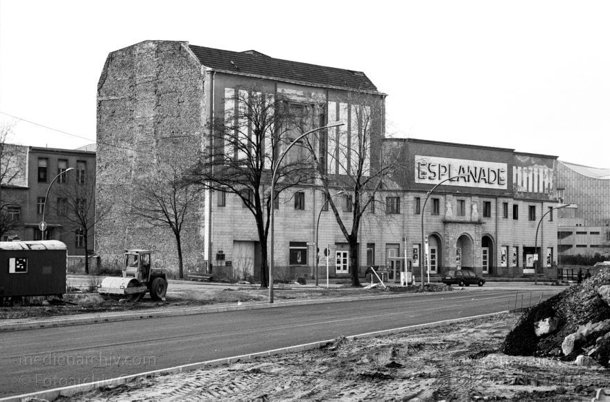 Berlin. Esplanade
Januar 1995. Berlin. Mitte. Tiergarten. Potsdamer Platz. Epslanade
Schlüsselwörter: Berlin;Deutschland;Esplanade;Germany;Potsdamer Platz;1995;Tiergarten