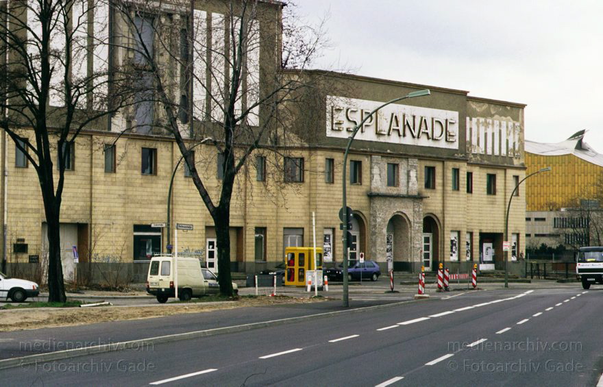 Berlin. Potsdamer Platz. Esplanade
1995. Berlin. Mitte. Tiergarten. Potsdamer Platz. Esplanade
Schlüsselwörter: Baustelle;Berlin;Deutschland;Esplanade;Germany;Potsdamer Platz;1995;Tiergarten