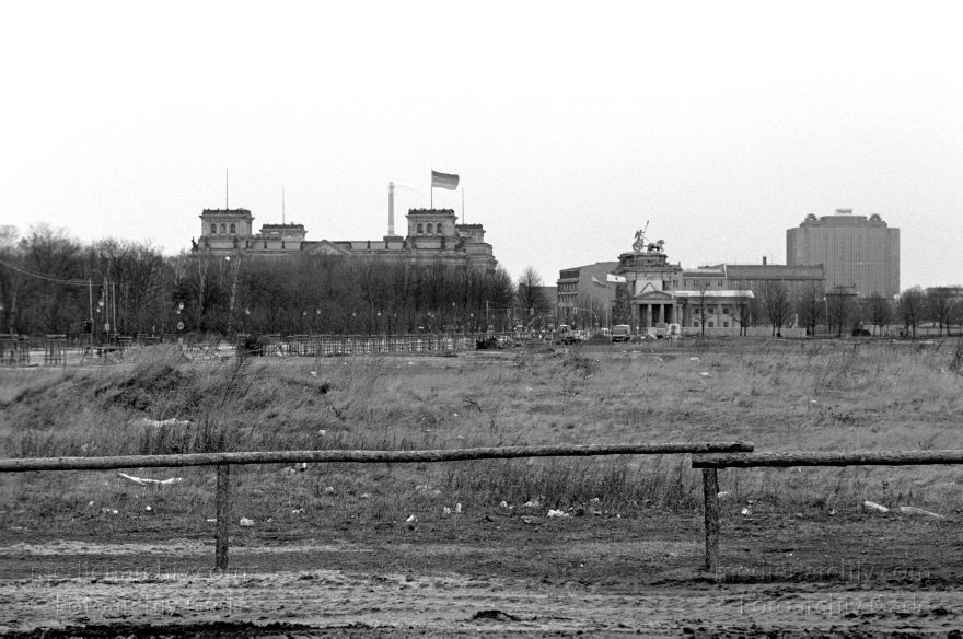 Berlin. Tiergarten. Potsdamer Platz
20. 3. 1995. Berlin. Mitte. Tiergarten. Potsdamer Platz
Schlüsselwörter: Baustelle;Berlin;Deutschland;Germany;Potsdamer Platz;1995;Tiergarten