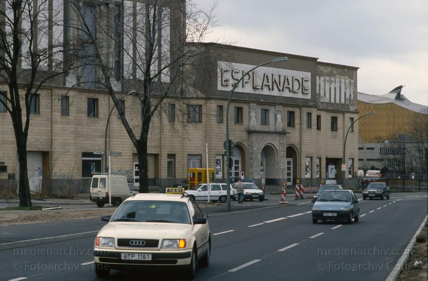Berlin. Tiergarten. Esplanade
20. 3. 1995. Berlin. Mitte. Tiergarten. Potsdamer Platz. Bautelle. Esplanade
Schlüsselwörter: Baustelle;Berlin;Deutschland;Esplanade;Germany;Potsdamer Platz;1995;Tiergarten