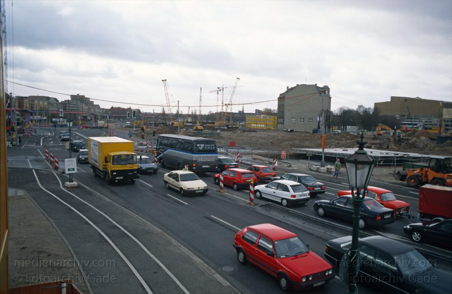 Berlin. Tiergarten. Potsdamer Platz
20. 3. 1995. Berlin. Mitte. Tiergarten. Potsdamer Platz. Weinhaus Huth
Schlüsselwörter: Berlin;Deutschland;Germany;Potsdamer Platz;Tiergarten;1995;Weinhaus Huth