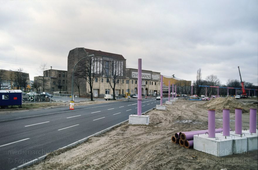 Berlin. Tiergarten. Esplanade
20. 3. 1995. Berlin. Mitte. Tiergarten. Potsdamer Platz. Bautelle. Esplanade
Schlüsselwörter: Baustelle;Berlin;Deutschland;Esplanade;Germany;Potsdamer Platz;1995;Tiergarten