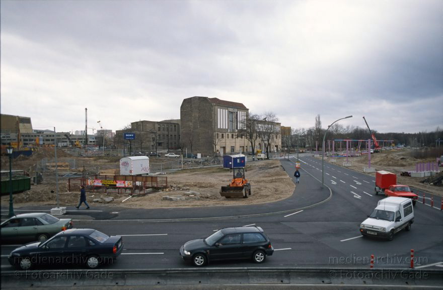 Berlin. Tiergarten. Esplanade
20. 3. 1995. Berlin. Mitte. Tiergarten. Potsdamer Platz. Bautelle. Esplanade
Schlüsselwörter: Baustelle;Berlin;Deutschland;Esplanade;Germany;Potsdamer Platz;1995;Tiergarten
