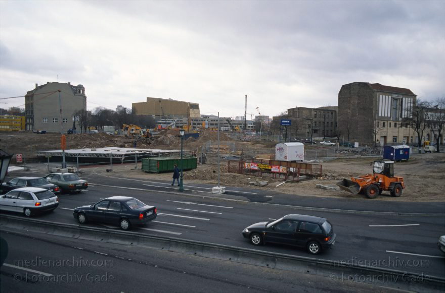 Berlin. Tiergarten. Esplanade
20. 3. 1995. Berlin. Mitte. Tiergarten. Potsdamer Platz. Bautelle. Esplanade
Schlüsselwörter: Baustelle;Berlin;Deutschland;Esplanade;Germany;Potsdamer Platz;1995;Tiergarten