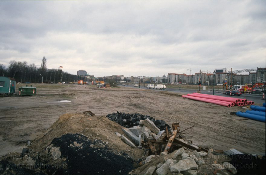 Berlin. Tiergarten. Potsdamer Platz
20. 3. 1995. Berlin. Mitte. Tiergarten. Potsdamer Platz
Schlüsselwörter: Baustelle;Berlin;Deutschland;Germany;Potsdamer Platz;1995;Tiergarten