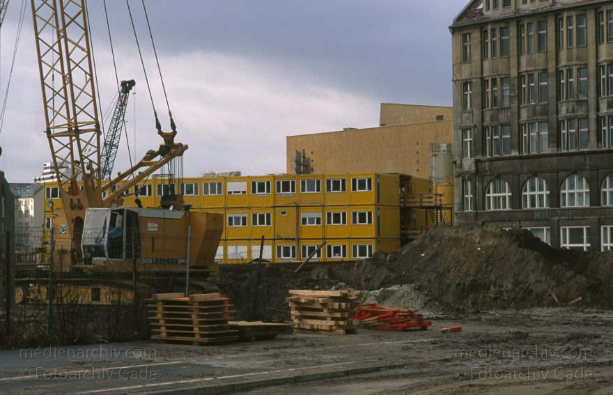 Berlin. Tiergarten. Potsdamer Platz. Weinhaus Huth
April 1995. Berlin. Mitte. Tiergarten. Potsdamer Platz. Weinhaus Huth
Schlüsselwörter: Baustelle;Berlin;Deutschland;Germany;Potsdamer Platz;Tiergarten;1995;Weinhaus Huth