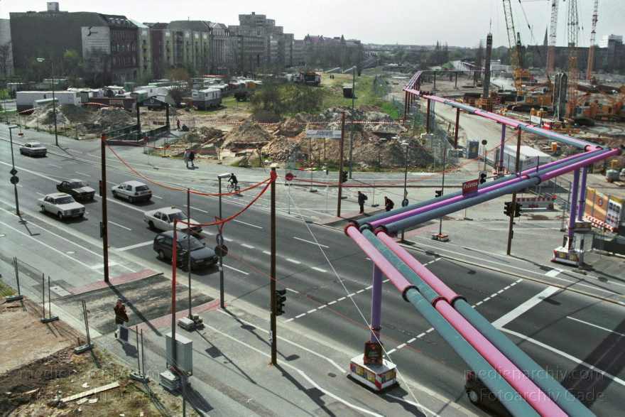 Berlin. Potsdamer Platz. Baustelle
Mai 1995. Berlin. Mitte. Tiergarten. Potsdamer Platz. Baustelle
Schlüsselwörter: Baustelle;Berlin;Deutschland;Germany;Potsdamer Platz;1995;Tiergarten