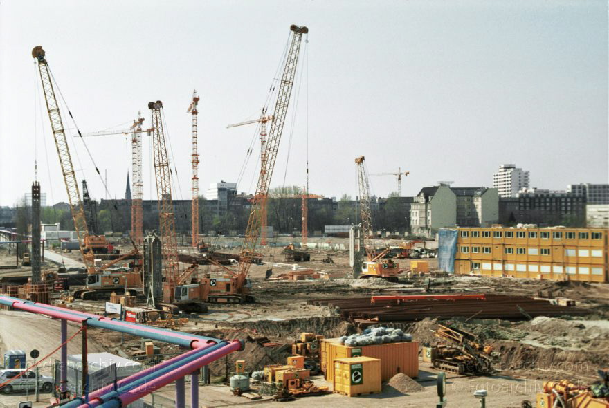 Berlin. Potsdamer Platz. Baustelle
Mai 1995. Berlin. Mitte. Tiergarten. Potsdamer Platz. Baustelle
Schlüsselwörter: Baustelle;Berlin;Deutschland;Germany;Potsdamer Platz;1995;Tiergarten