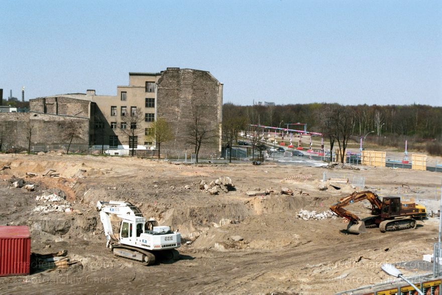 Berlin. Potsdamer Platz. Baustelle um die Esplanade
Mai 1995. Berlin. Mitte. Tiergarten. Potsdamer Platz. Baustelle um die Esplanade
Schlüsselwörter: Baustelle;Berlin;Deutschland;Germany;Potsdamer Platz;1995;Tiergarten