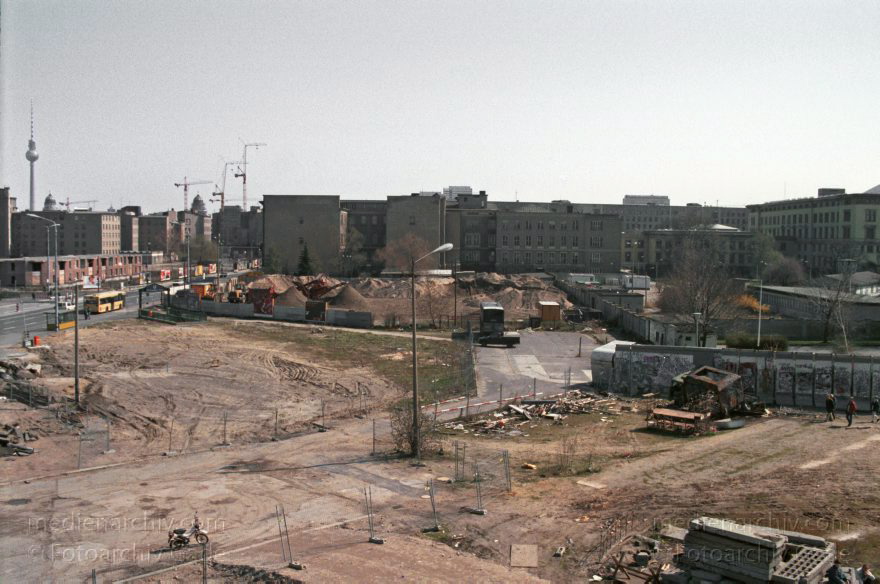 Berlin. Potsdamer Platz. Baustelle
Mai 1995. Berlin. Mitte. Tiergarten. Potsdamer Platz. Baustelle
Schlüsselwörter: Baustelle;Berlin;Deutschland;Germany;Potsdamer Platz;1995;Tiergarten