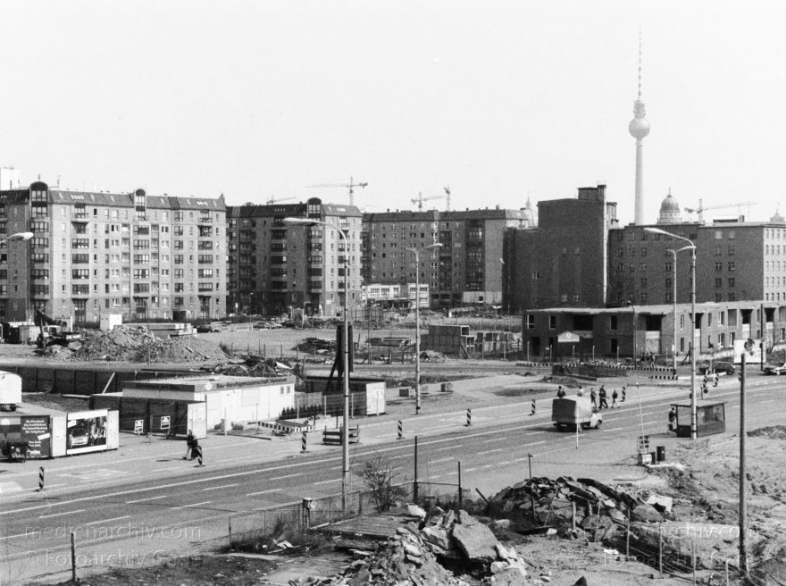 Berlin. Bauarbeiten am Potsdamer Platz. Im Hintergrund Fernsehturm.
Mai 1995. Berlin. Bauarbeiten am Potsdamer Platz. Im Hintergrund Fernsehturm.
Schlüsselwörter: Baustelle;Berlin;Deutschland;Germany;Potsdamer Platz;1995;Tiergarten