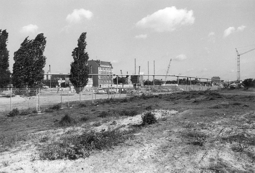 Berlin. Bauarbeiten am Potsdamer Platz.
Mai 1995. Berlin. Bauarbeiten am Potsdamer Platz.
Schlüsselwörter: Baustelle;Berlin;Deutschland;Germany;Potsdamer Platz;Tiergarten;1995;Weinhaus Huth