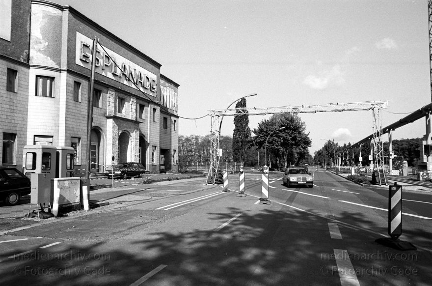 Berlin. Tiergarten. Potsdamer Platz. Baustelle. Esplanade
15. 05. 1995. Deutschland. Berlin. Mitte. Tiergarten. Potsdamer Platz. Baustelle. Esplanade
Schlüsselwörter: Baustelle;Berlin;Deutschland;Esplanade;Germany;Potsdamer Platz;1995;Tiergarten