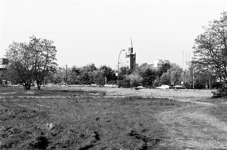 Berlin. Tiergarten. Potsdamer Platz. Baustelle
15. 05. 1995. Deutschland. Berlin. Mitte. Tiergarten. Potsdamer Platz. Baustelle
Schlüsselwörter: Baustelle;Berlin;Deutschland;Germany;Potsdamer Platz;1995;Tiergarten