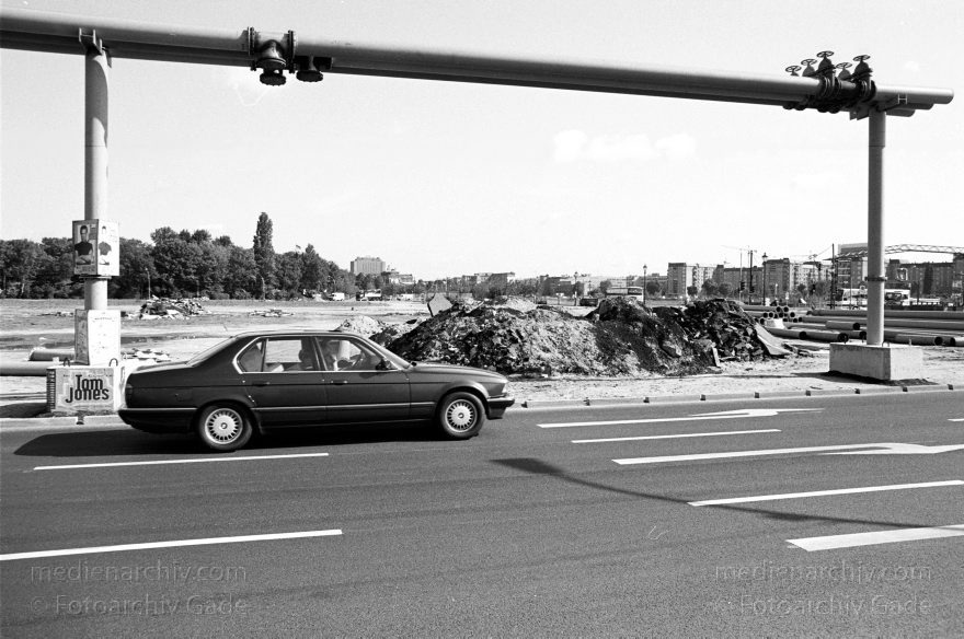Berlin. Tiergarten. Potsdamer Platz. Baustelle
15. 05. 1995. Deutschland. Berlin. Mitte. Tiergarten. Potsdamer Platz. Baustelle
Schlüsselwörter: Baustelle;Berlin;Deutschland;Germany;Potsdamer Platz;1995;Tiergarten