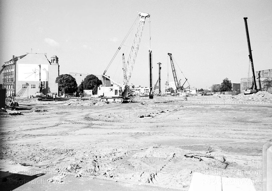 Berlin. Tiergarten. Potsdamer Platz. Baustelle
15. 05. 1995. Deutschland. Berlin. Mitte. Tiergarten. Potsdamer Platz. Baustelle
Schlüsselwörter: Baustelle;Berlin;Deutschland;Germany;Potsdamer Platz;1995;Tiergarten