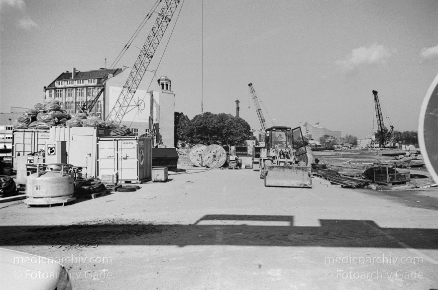 Berlin. Tiergarten. Potsdamer Platz. Baustelle
15. 05. 1995. Deutschland. Berlin. Mitte. Tiergarten. Potsdamer Platz. Baustelle. Weinhaus Huth
Schlüsselwörter: Baustelle;Berlin;Deutschland;Germany;Potsdamer Platz;Tiergarten;1995;Weinhaus Huth