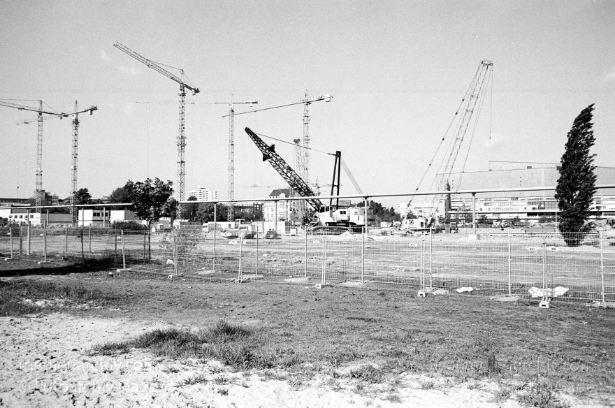 Berlin. Tiergarten. Potsdamer Platz. Baustelle
15. 05. 1995. Deutschland. Berlin. Mitte. Tiergarten. Potsdamer Platz. Baustelle
Schlüsselwörter: Baustelle;Berlin;Deutschland;Germany;Potsdamer Platz;1995;Tiergarten