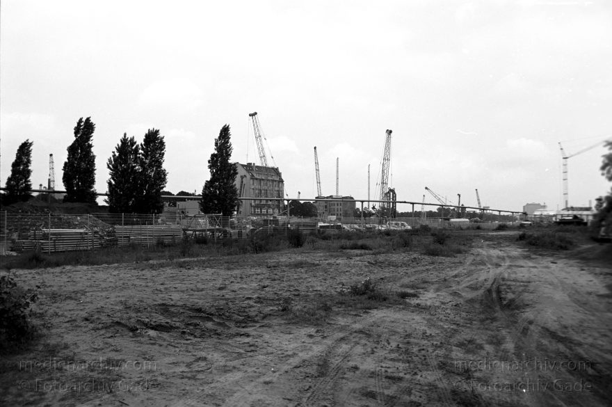 Berlin. Tiergarten. Potsdamer Platz. Baustelle
Juni 1995. Deutschland. Berlin. Mitte. Tiergarten. Potsdamer Platz. Baustelle
Schlüsselwörter: Berlin;Deutschland;Germany;Potsdamer Platz;1995;Tiergarten