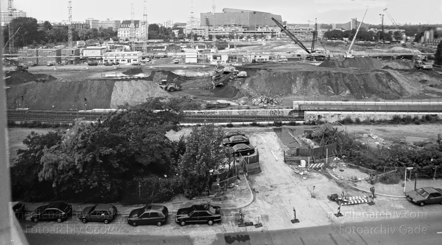 Berlin. Potsdamer Platz. Baustelle
Juni 1995. Berlin. Mitte. Tiergarten. Potsdamer Platz. Baustelle
Schlüsselwörter: Baustelle;Berlin;Deutschland;Germany;Potsdamer Platz;Staatsbibliothek;Stabi;1995;Tiergarten