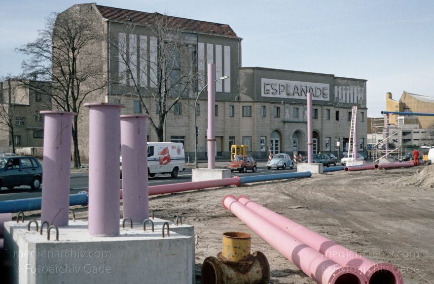 Berlin. Tiergarten. Esplanade beim Potsdamer Platz
1996. Berlin. Mitte. Tiergarten. Esplanade beim Potsdamer Platz. Esplanade
Schlüsselwörter: Baustelle;Berlin;Deutschland;Esplanade;Germany;Potsdamer Platz;1996;Tiergarten