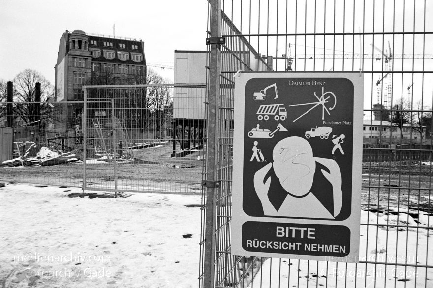Berlin. Potsdamer Platz. Baustelle
1996. Berlin. Mitte. Tiergarten. Potsdamer Platz. Baustelle. Weinhaus Huth
Schlüsselwörter: Baustelle;Berlin;Deutschland;Germany;Potsdamer Platz;Tiergarten;1996;Weinhaus Huth