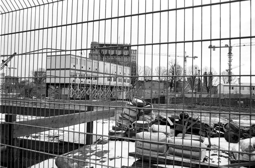 Berlin. Potsdamer Platz. Baustelle
1996. Berlin. Mitte. Tiergarten. Potsdamer Platz. Baustelle. Weinhaus Huth
Schlüsselwörter: Baustelle;Berlin;Deutschland;Germany;Potsdamer Platz;Tiergarten;1996;Weinhaus Huth