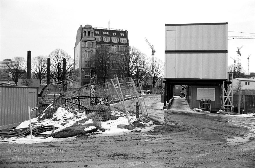 Berlin. Potsdamer Platz. Baustelle
1996. Berlin. Mitte. Tiergarten. Potsdamer Platz. Baustelle. Weinhaus Huth
Schlüsselwörter: Baustelle;Berlin;Deutschland;Germany;Potsdamer Platz;Tiergarten;1996;Weinhaus Huth