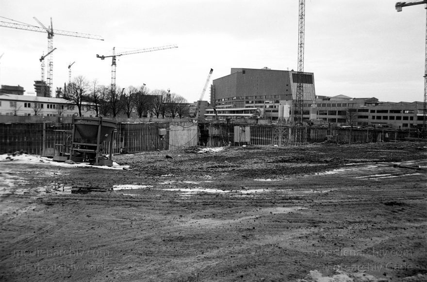 Berlin. Potsdamer Platz. Baustelle
1996. Berlin. Mitte. Tiergarten. Potsdamer Platz. Baustelle. Staatsbiliothek
Schlüsselwörter: Baustelle;Berlin;Deutschland;Germany;Potsdamer Platz;Staatsbiliothek;Stabi;1996;Tiergarten