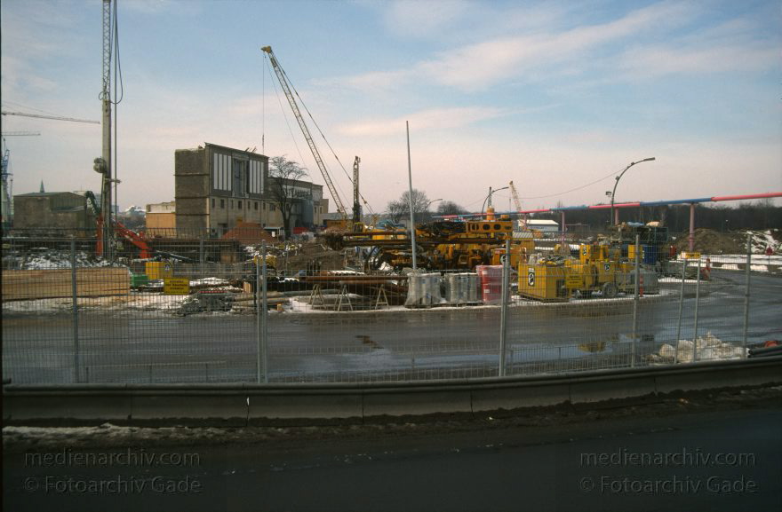 Berlin. Potsdamer Platz. Baustelle
März 1996. Berlin. Mitte. Tiergarten. Potsdamer Platz. Baustelle. Esplanade
Schlüsselwörter: Baustelle;Berlin;Deutschland;Esplanade;Germany;Potsdamer Platz;1996;Tiergarten