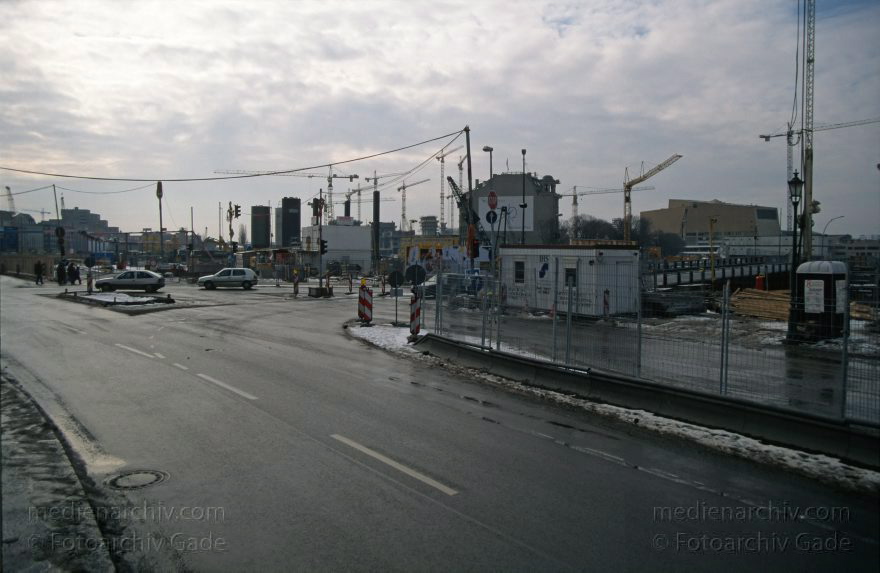 Berlin. Potsdamer Platz. Baustelle
März 1996. Berlin. Mitte. Tiergarten. Potsdamer Platz. Baustelle. Weinhaus Huth
Schlüsselwörter: Berlin;Deutschland;Germany;Potsdamer Platz;Tiergarten;1996;Weinhaus Huth