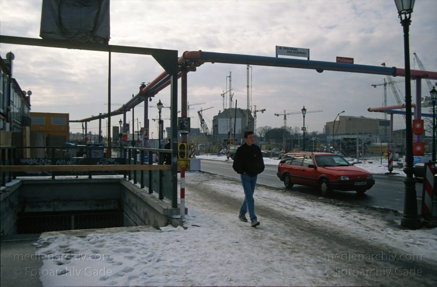 Berlin. Potsdamer Platz. Baustelle
1996. Berlin. Mitte. Tiergarten. Potsdamer Platz. Baustelle
Schlüsselwörter: Berlin;Deutschland;Germany;Potsdamer Platz;1996;Tiergarten