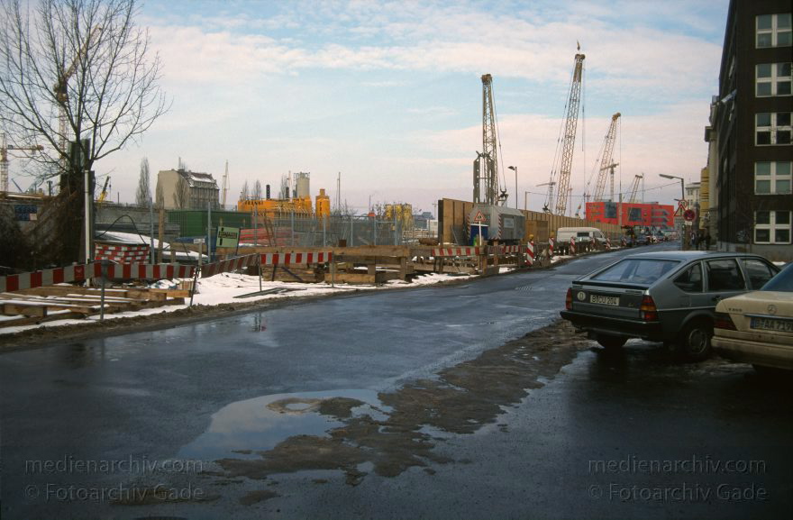 Berlin. Potsdamer Platz. Baustelle
1996. Berlin. Mitte. Tiergarten. Potsdamer Platz. Baustelle
Schlüsselwörter: Berlin;Deutschland;Germany;Potsdamer Platz;1996;Tiergarten