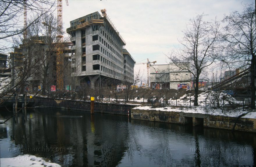 Berlin. Potsdamer Platz. Baustelle
1996. Berlin. Mitte. Tiergarten. Potsdamer Platz. Baustelle. Landwehrkanal
Schlüsselwörter: Baustelle;Berlin;Debis-Haus;Deutschland;Germany;Landwehrkanal;Potsdamer Platz;1996;Tiergarten