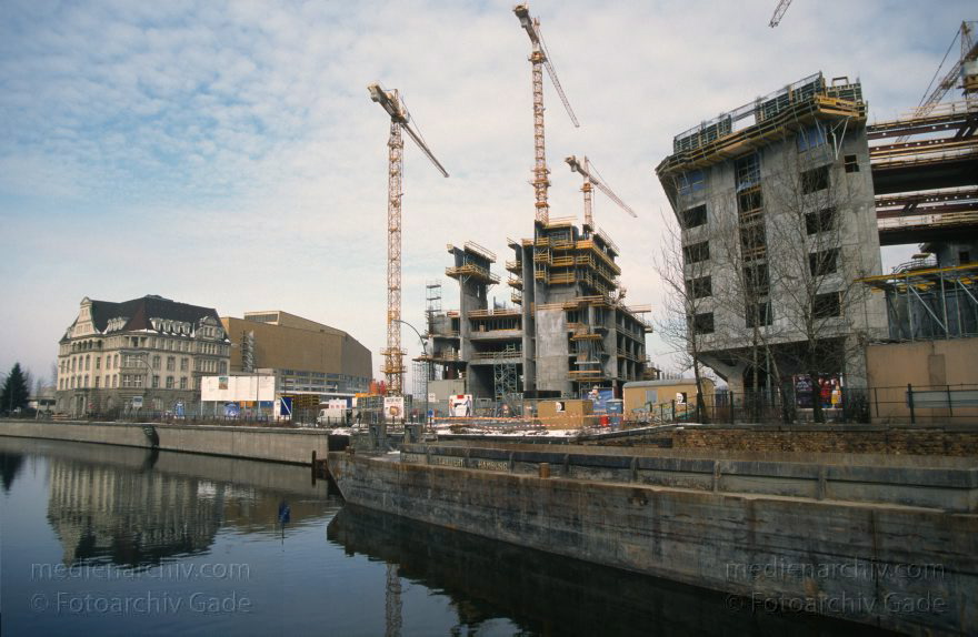 Berlin. Potsdamer Platz. Baustelle
1996. Berlin. Mitte. Tiergarten. Potsdamer Platz. Baustelle. Landwehrkanal
Schlüsselwörter: Baustelle;Berlin;Canaris-Haus;Debis-Haus;Deutschland;Germany;GIZ-Haus;Landwehrkanal;Potsdamer Platz;1996;Tiergarten