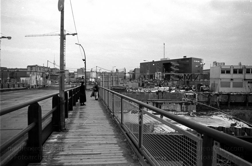 Berlin. Potsdamer Platz. Baustelle
1996. Berlin. Mitte. Tiergarten. Potsdamer Platz. Baustelle
Schlüsselwörter: Baustelle;Berlin;Deutschland;Germany;Potsdamer Platz;1996;Tiergarten