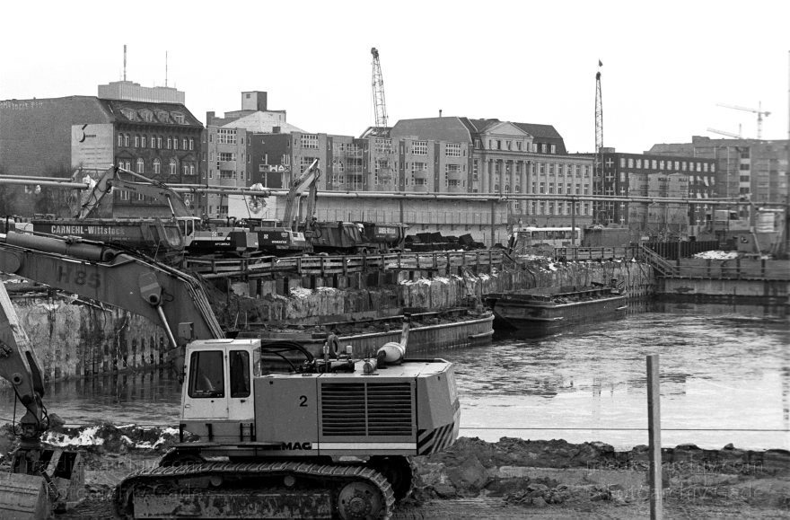 Berlin. Potsdamer Platz. Baustelle
1996. Berlin. Mitte. Tiergarten. Potsdamer Platz. Baustelle
Schlüsselwörter: Baustelle;Berlin;Deutschland;Germany;Köthener Straße;Potsdamer Platz;1996;Tiergarten