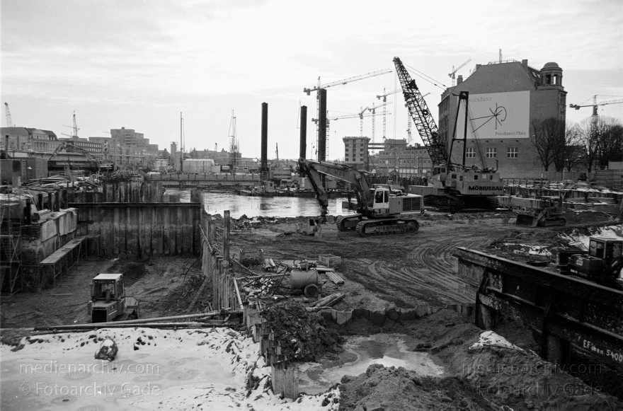Berlin. Potsdamer Platz. Baustelle
1996. Berlin. Mitte. Tiergarten. Potsdamer Platz. Baustelle. Weinhaus Huth
Schlüsselwörter: Baustelle;Berlin;Deutschland;Germany;Potsdamer Platz;Tiergarten;1996;Weinhaus Huth