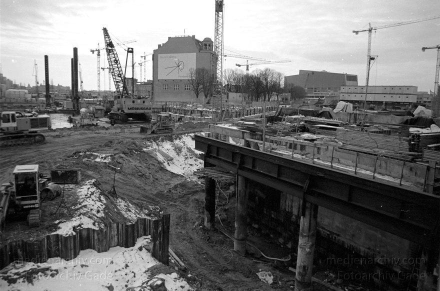 Berlin. Potsdamer Platz. Baustelle
1996. Berlin. Mitte. Tiergarten. Potsdamer Platz. Baustelle. Weinhaus Huth
Schlüsselwörter: Baustelle;Berlin;Deutschland;Germany;Potsdamer Platz;Tiergarten;1996;Weinhaus Huth