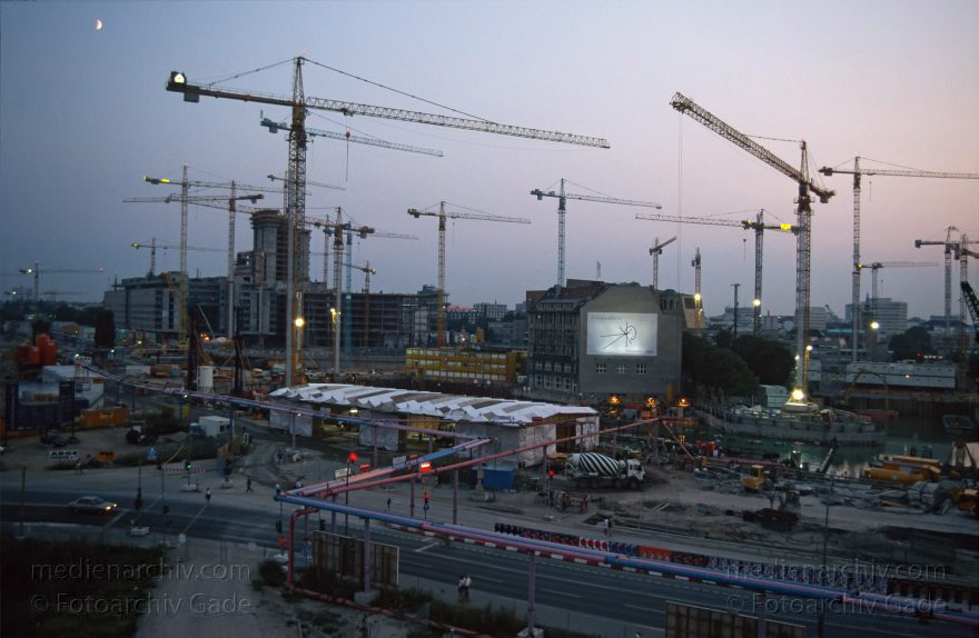 Berlin. Potsdamer Platz. Baustelle
1996. Berlin. Mitte. Tiergarten. Potsdamer Platz. Baustelle. Weinhaus Huth. Nachtaufnahme
Schlüsselwörter: Baustelle;Berlin;Deutschland;Germany;Potsdamer Platz;Tiergarten;1996;Weinhaus Huth