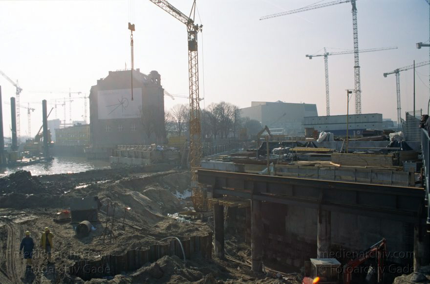 Berlin. Potsdamer Platz. Baustelle
September 1996. Berlin. Mitte. Tiergarten. Potsdamer Platz. Baustelle. Weinhaus Huth
Schlüsselwörter: Baustelle;Berlin;Deutschland;Germany;Potsdamer Platz;Tiergarten;1996;Weinhaus Huth
