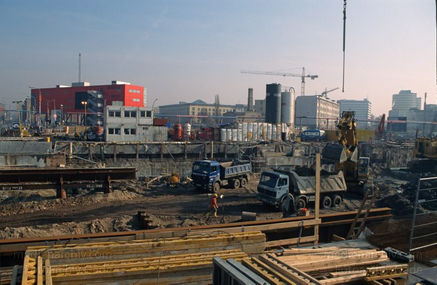Berlin. Potsdamer Platz. Baustelle
1996. Berlin. Mitte. Tiergarten. Potsdamer Platz. Baustelle. Infobox
Schlüsselwörter: Baustelle;Berlin;Deutschland;Germany;Infobox;Potsdamer Platz;1996;Tiergarten