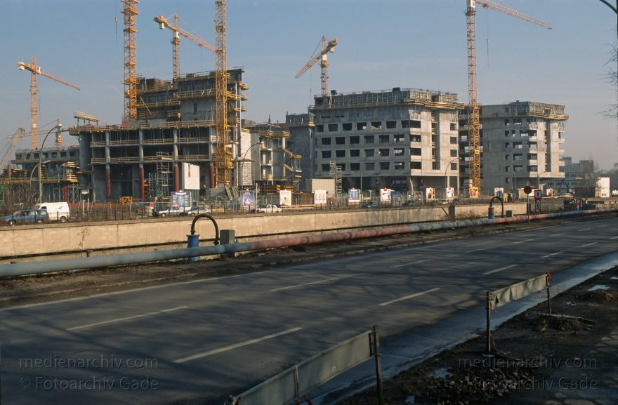 Berlin. Potsdamer Platz. Baustelle
1996. Berlin. Mitte. Tiergarten. Potsdamer Platz. Baustelle
Schlüsselwörter: Baustelle;Berlin;Deutschland;Germany;Potsdamer Platz;1996;Tiergarten