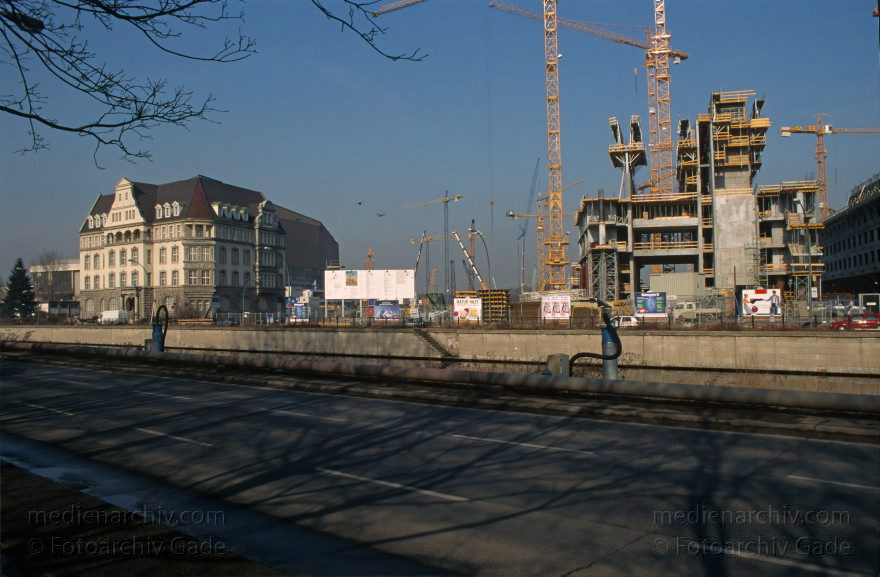 Berlin. Potsdamer Platz. Baustelle
1996. Berlin. Mitte. Tiergarten. Potsdamer Platz. Baustelle. GIZ-Haus. Canaris Haus
Schlüsselwörter: Baustelle;Berlin;Canaris-Haus;Deutschland;Germany;GIZ-Haus;Potsdamer Platz;Schöneberger Ufer;1996;Tiergarten