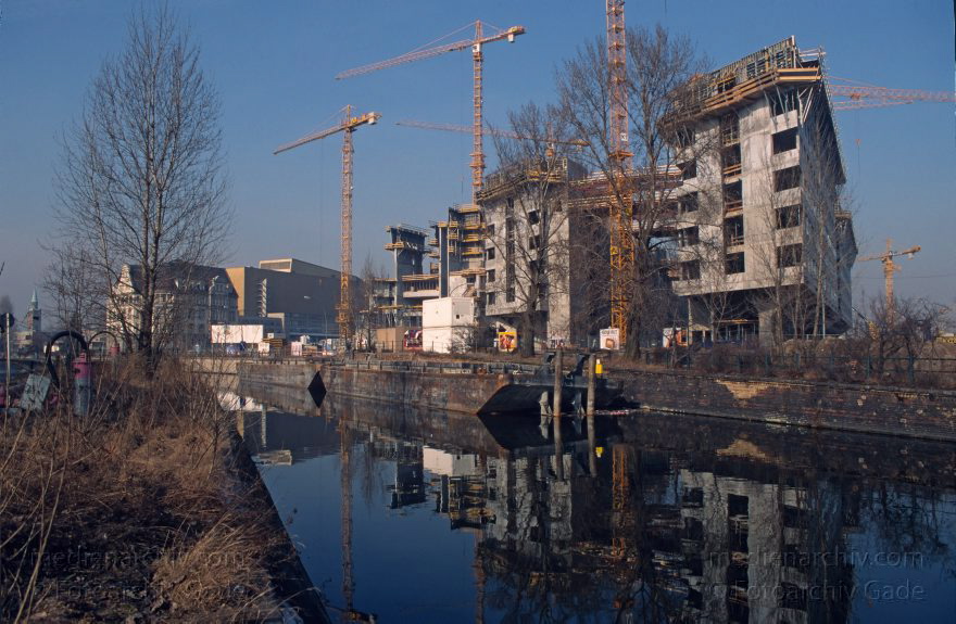 Berlin. Potsdamer Platz. Baustelle
1996. Berlin. Mitte. Tiergarten. Potsdamer Platz. Baustelle. Landwehrkanal
Schlüsselwörter: Baustelle;Berlin;Debis-Haus;Deutschland;Germany;Landwehrkanal;Potsdamer Platz;1996;Tiergarten